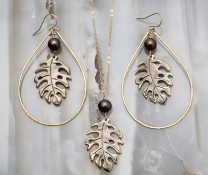 12 Best Gifts For The Plant Lover | Plantiful Interiors| Monstera leaf hoop earrings and necklace